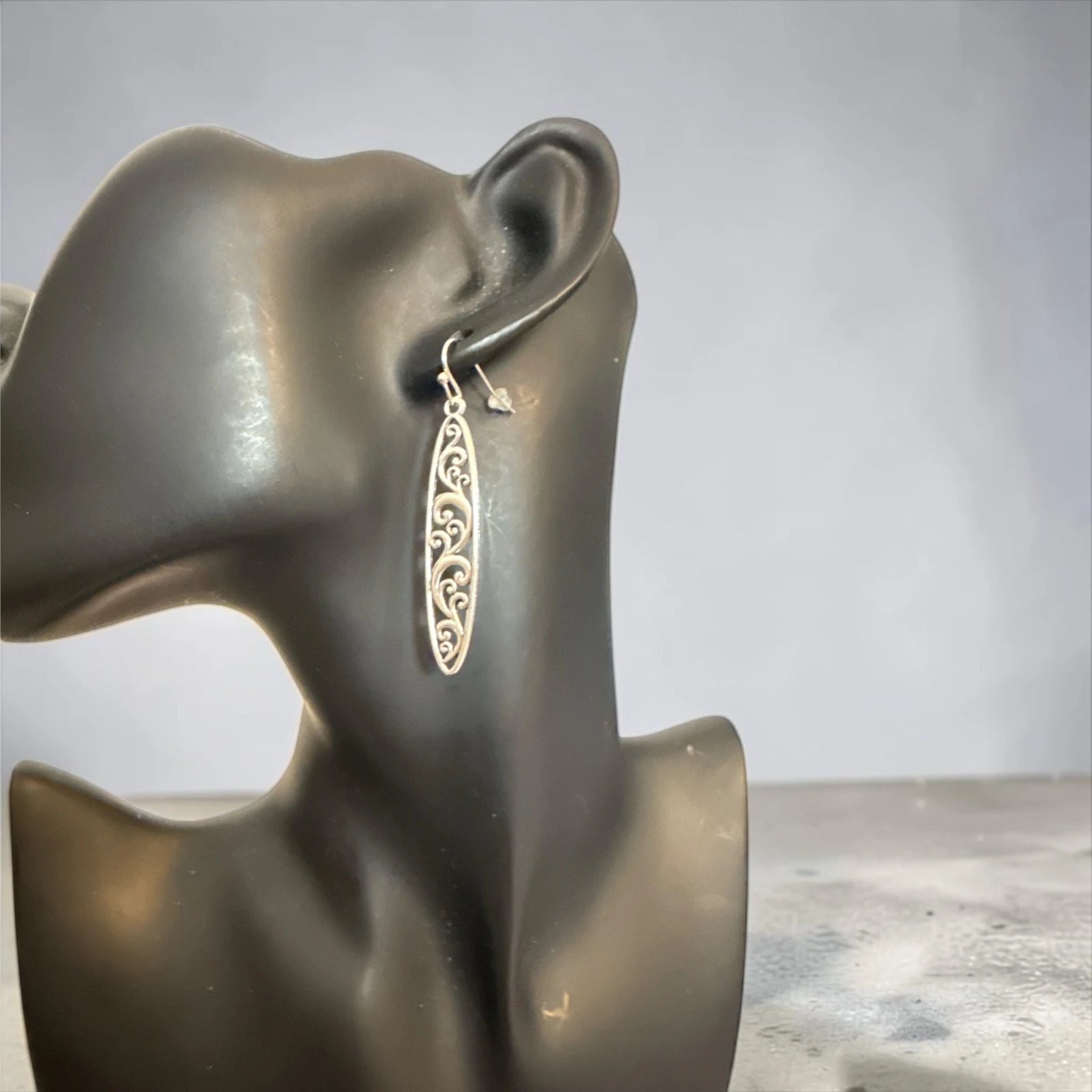 Lange oorhangers in antieke zilverlook – photo 2
